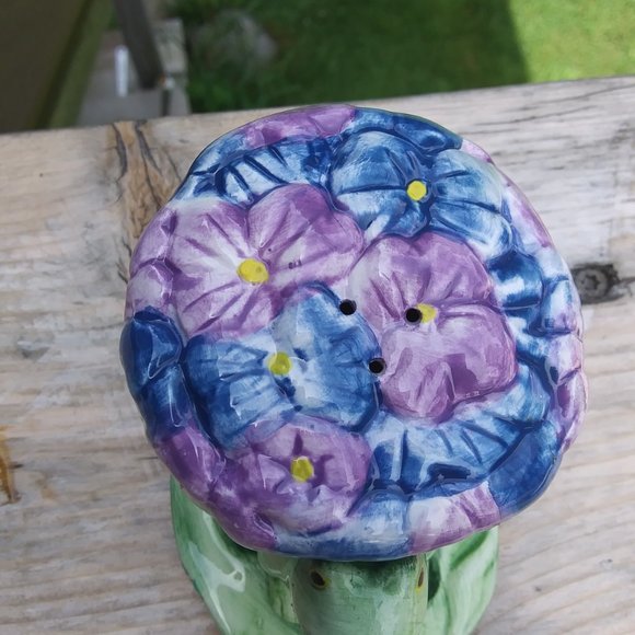 unique salt and pepper shakers frog under flowers - Picture 12 of 13